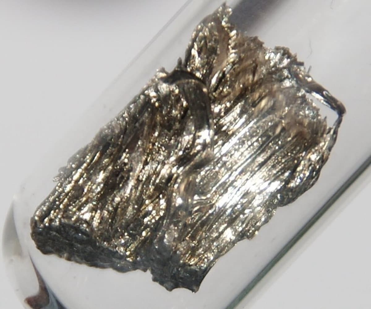 Ultrapure Sublimated Samarium, 2 grams. Original size in cm: 0.8 x 1.5
